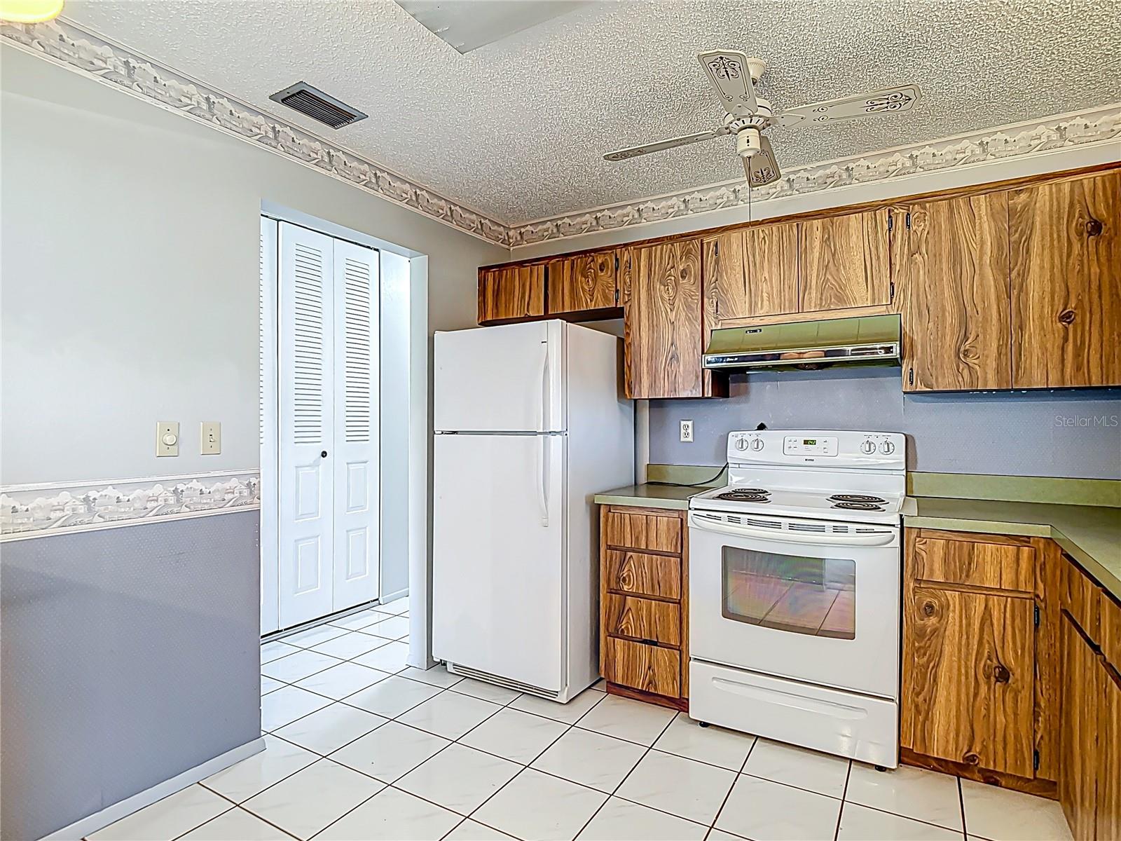 Listing photo id 9 for 10819 Los Santos Drive