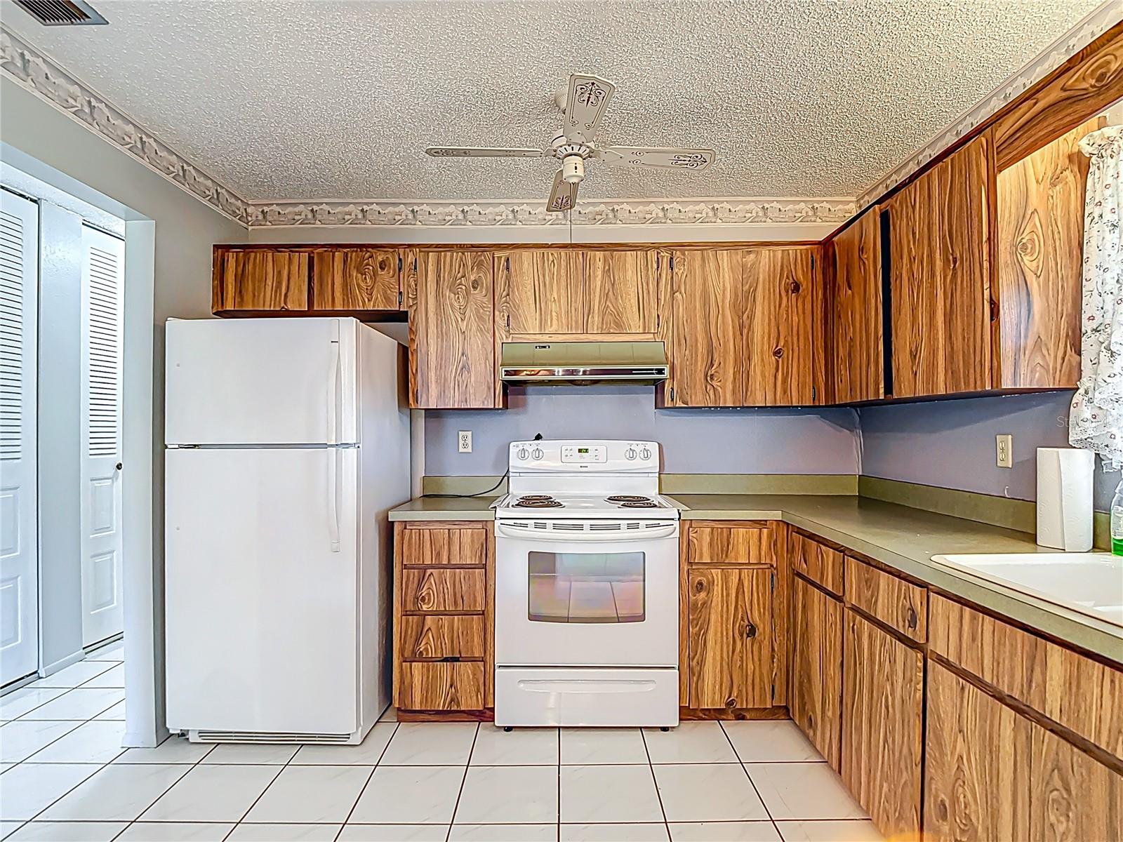 Listing photo id 10 for 10819 Los Santos Drive