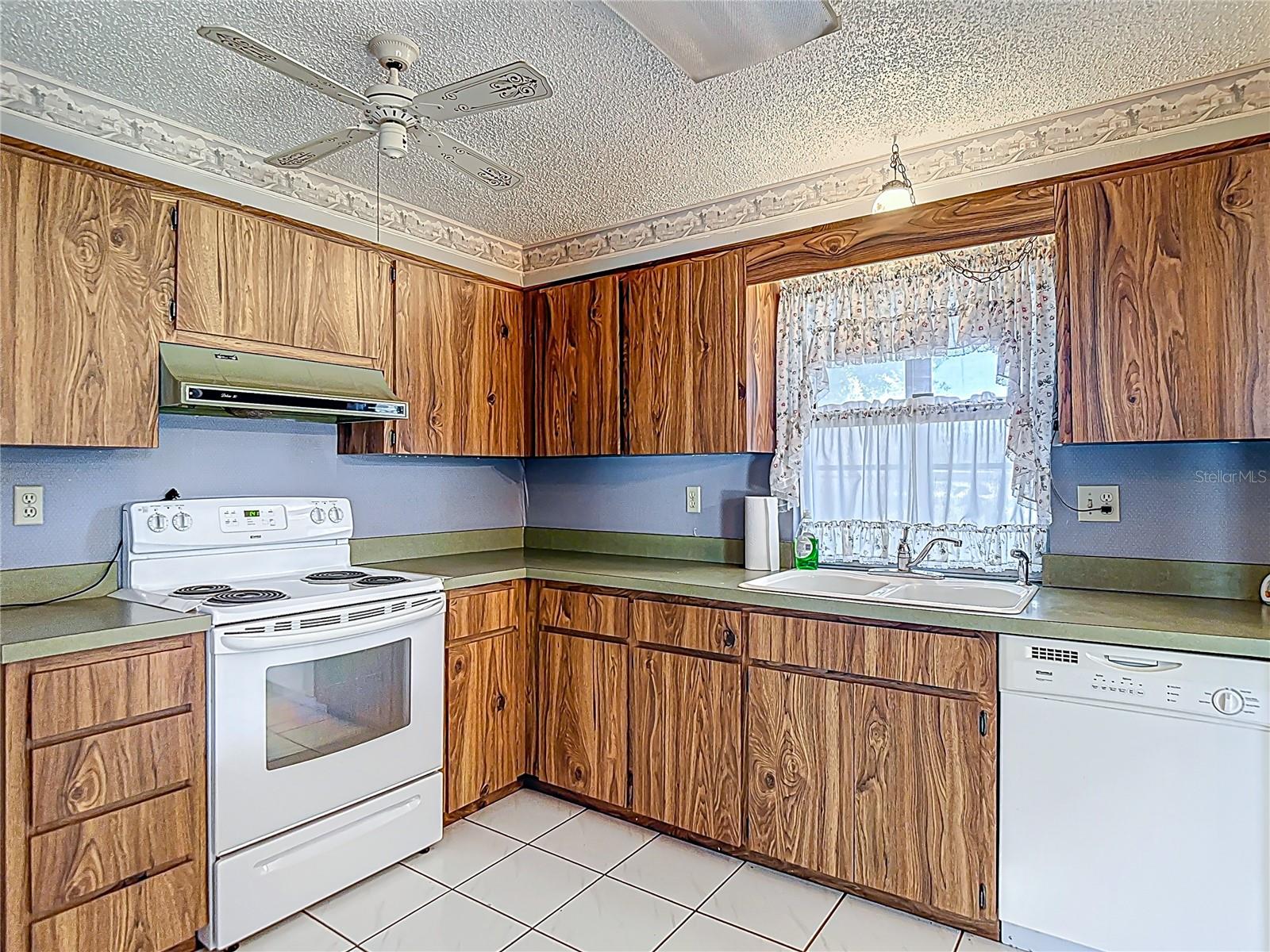 Listing photo id 11 for 10819 Los Santos Drive