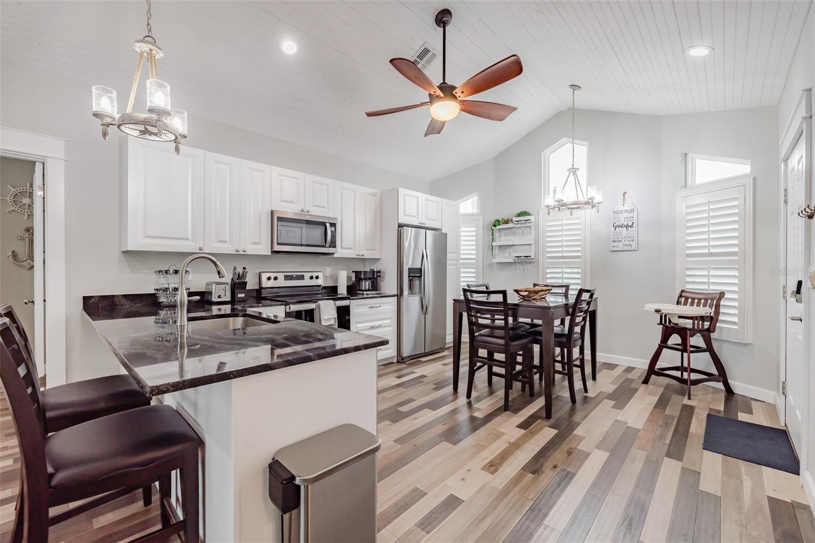 Listing photo id 15 for 4021 Casa Court