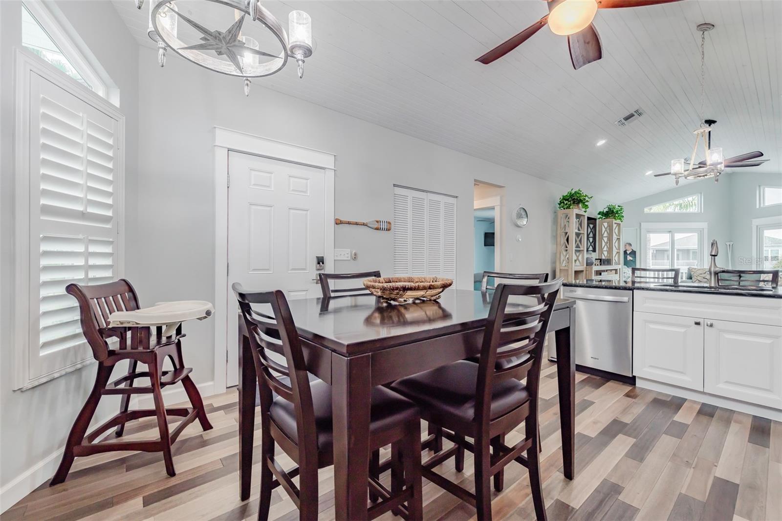 Listing photo id 16 for 4021 Casa Court