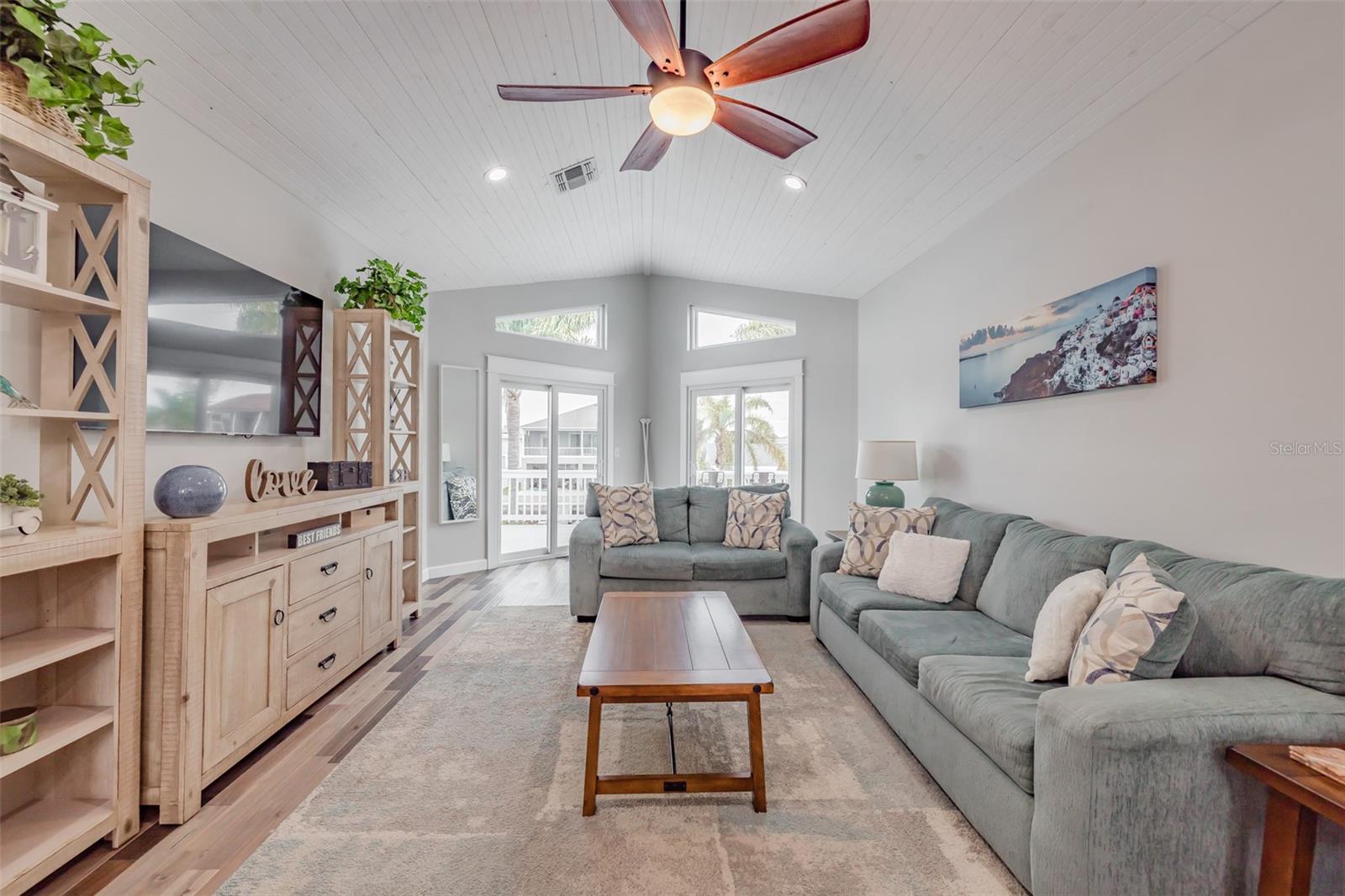 Listing photo id 17 for 4021 Casa Court