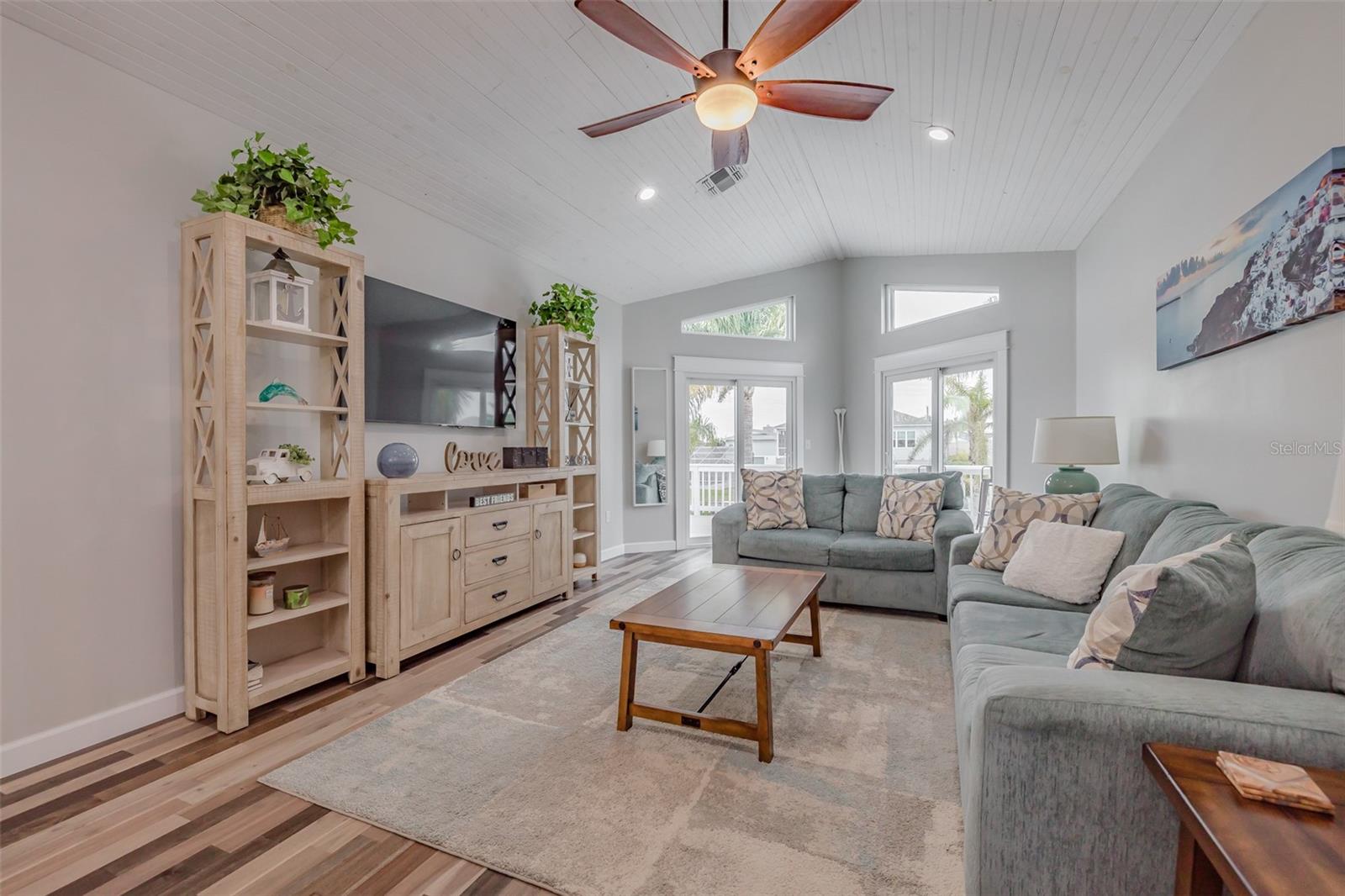 Listing photo id 18 for 4021 Casa Court
