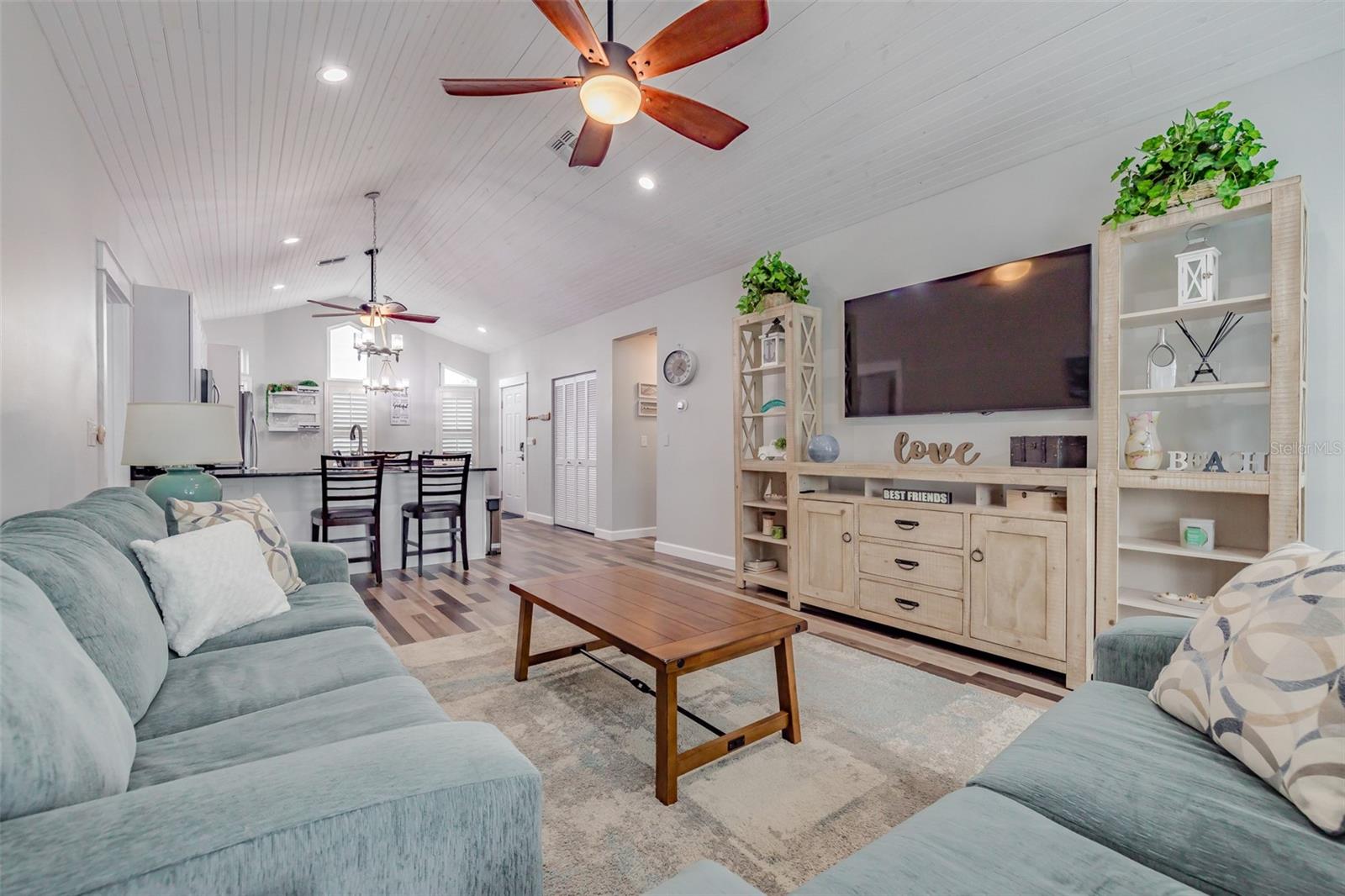 Listing photo id 19 for 4021 Casa Court