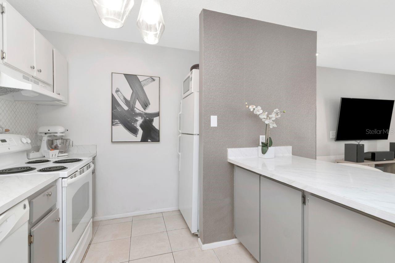 Listing photo id 8 for 9481 Highland Oak Drive 313