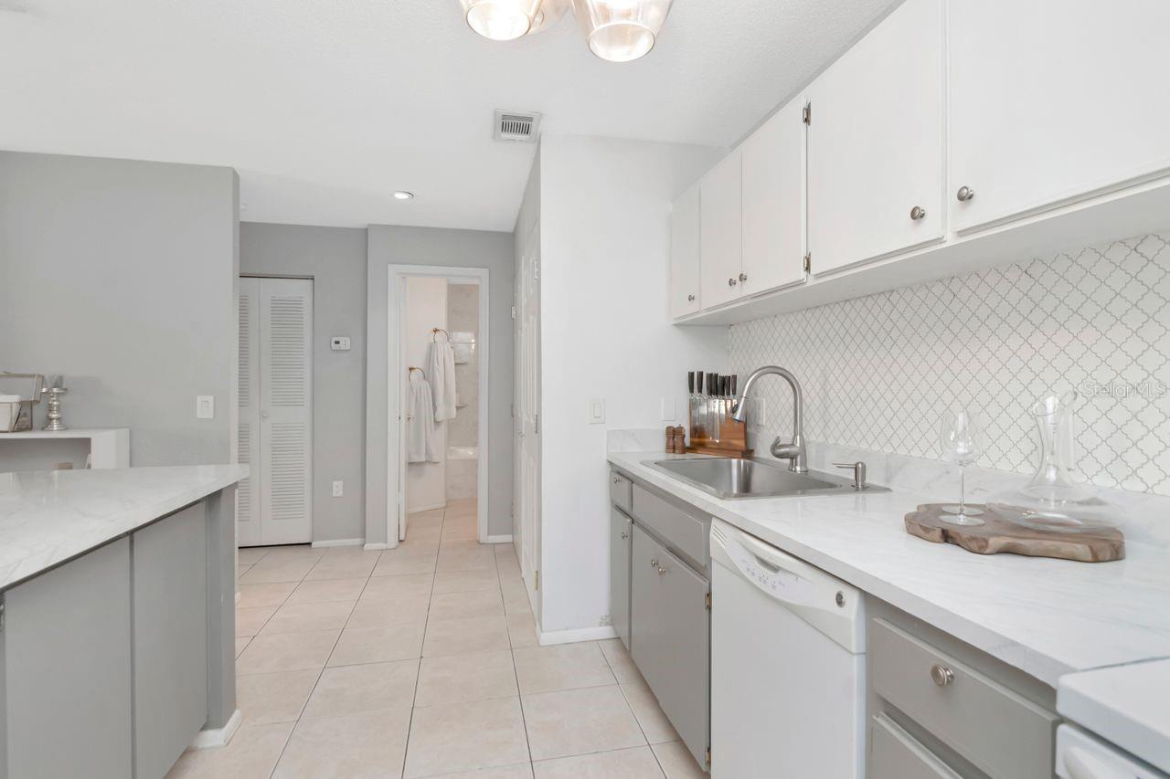 Listing photo id 11 for 9481 Highland Oak Drive 313