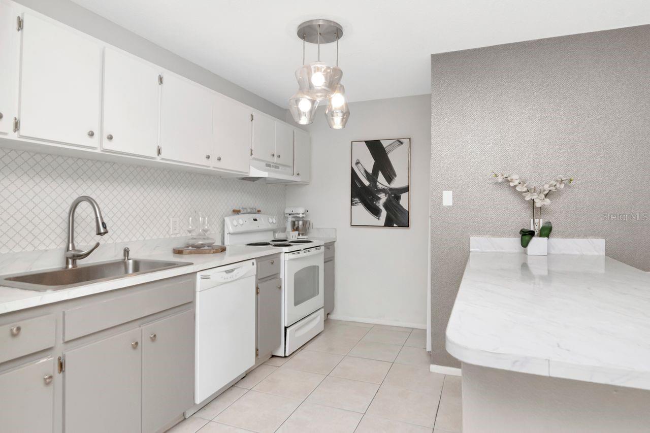 Listing photo id 6 for 9481 Highland Oak Drive 313