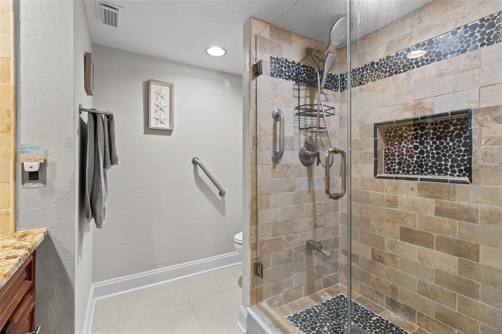 Image 11 of 24 For 220 Belleview Boulevard 104