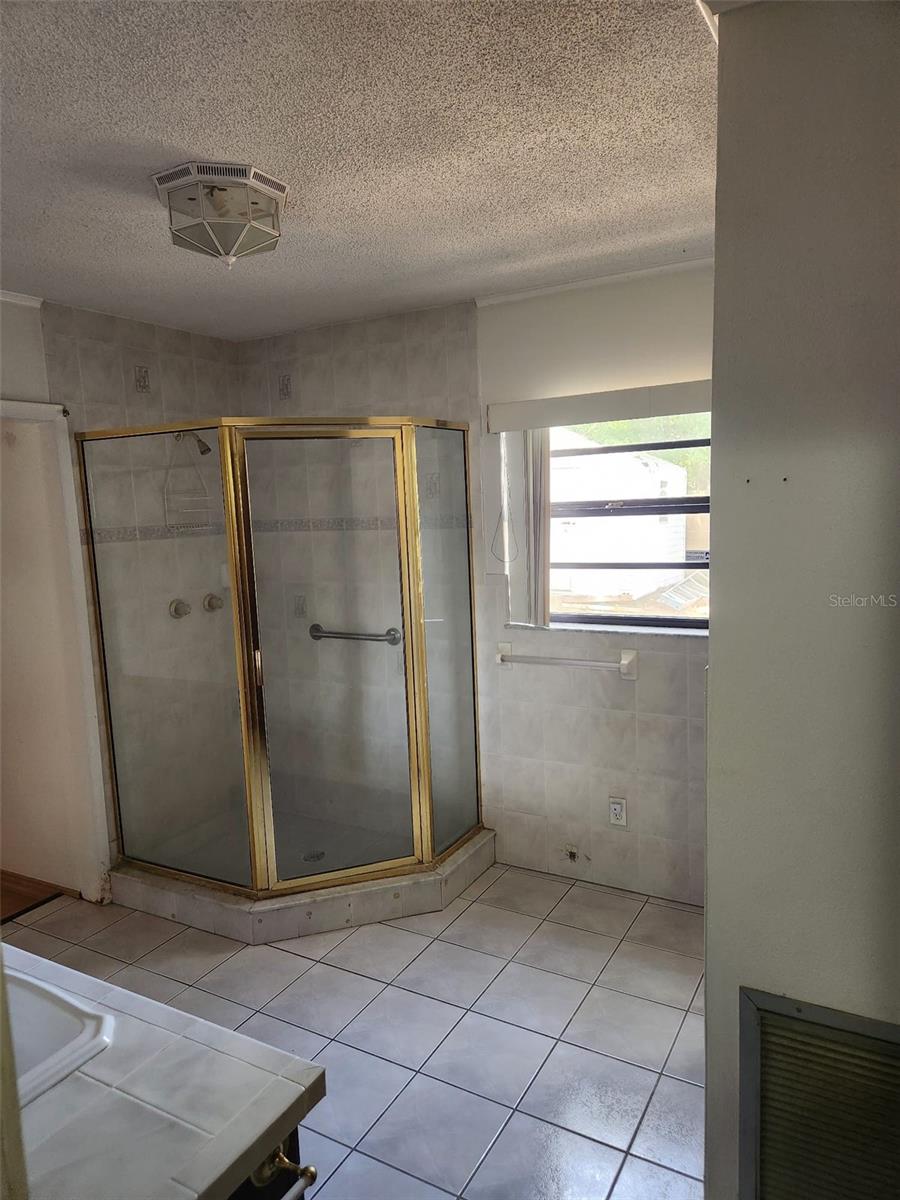Listing photo id 5 for 6012 Frond Way