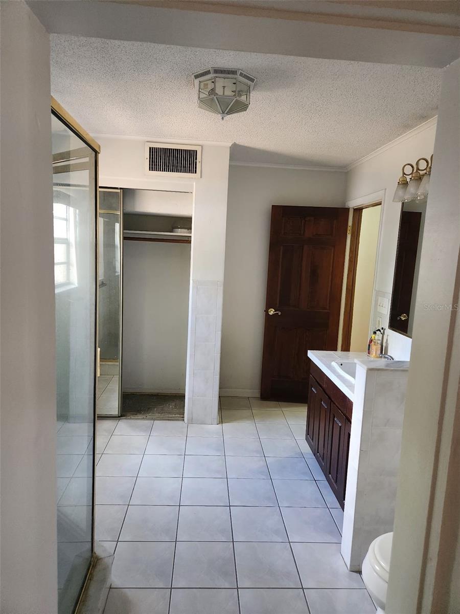 Listing photo id 6 for 6012 Frond Way