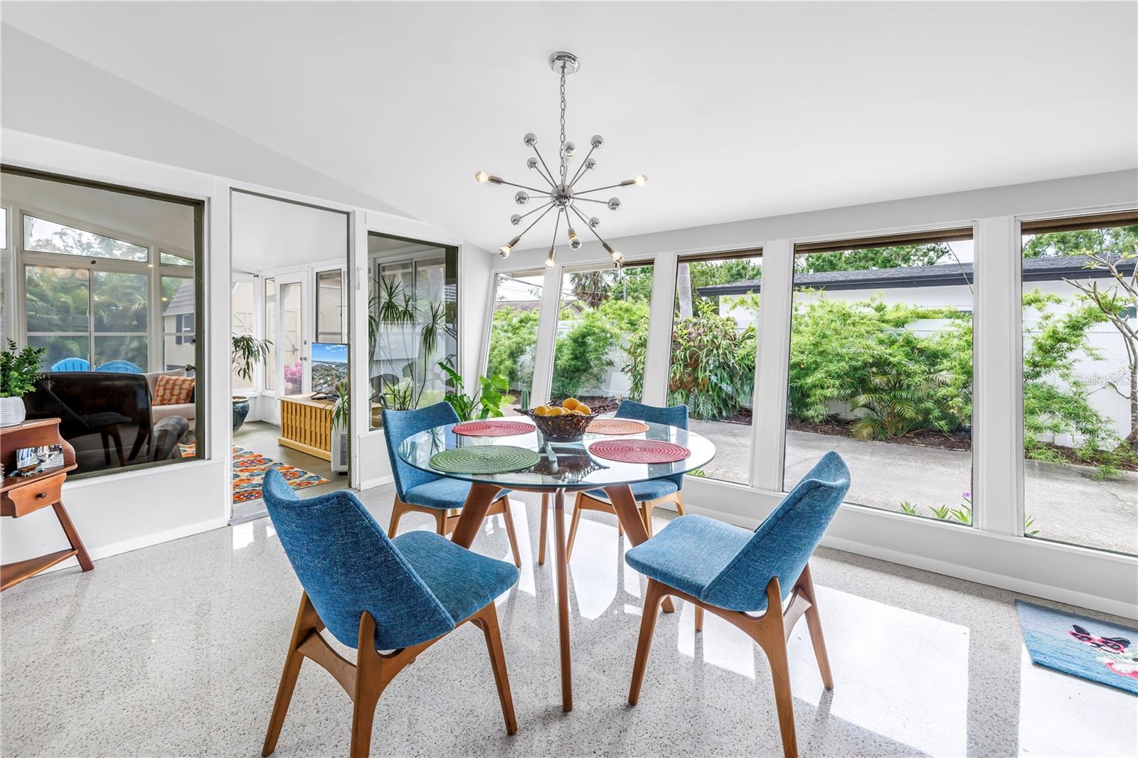 Listing photo id 11 for 6630 Gulfport Boulevard S