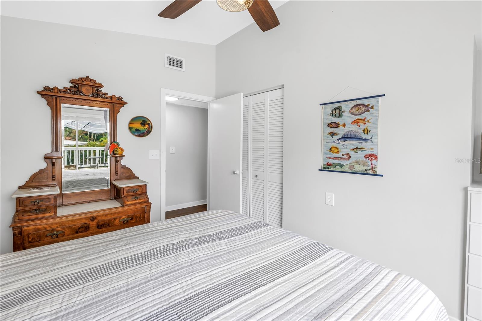 Listing photo id 24 for 6630 Gulfport Boulevard S
