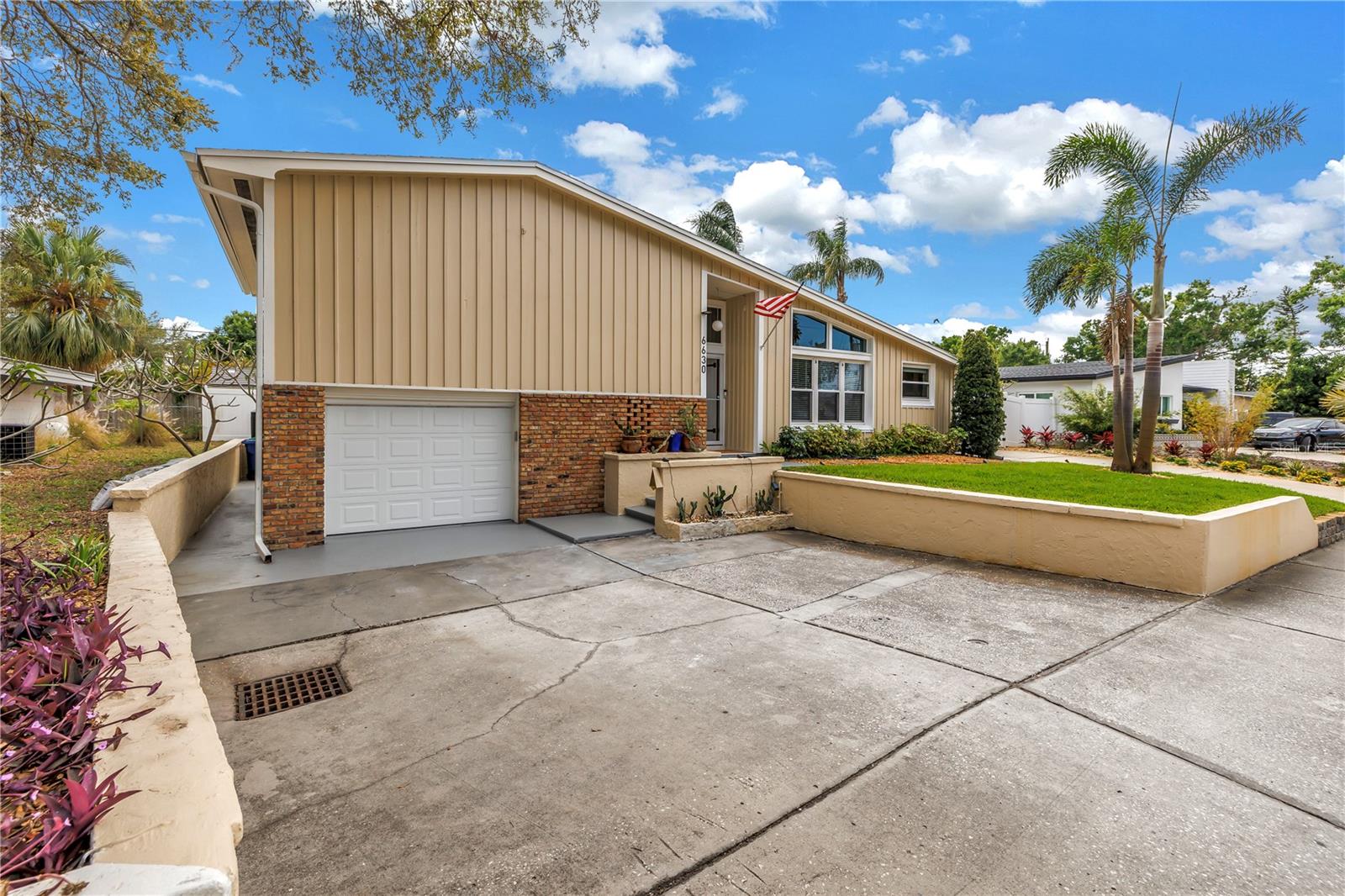 Listing photo id 1 for 6630 Gulfport Boulevard S