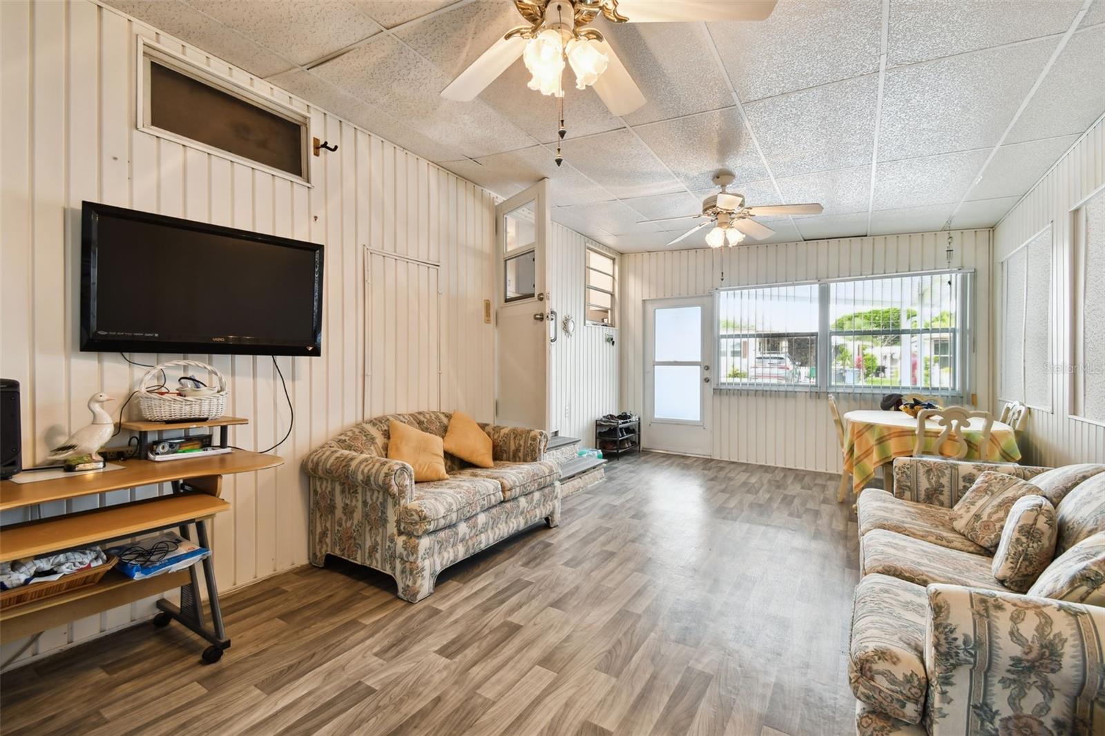 Image 11 of 84 For 12651 Seminole Boulevard 1i