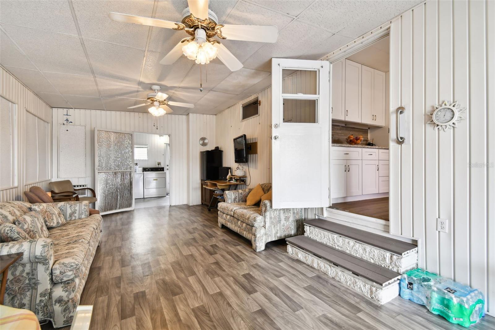 Image 14 of 84 For 12651 Seminole Boulevard 1i