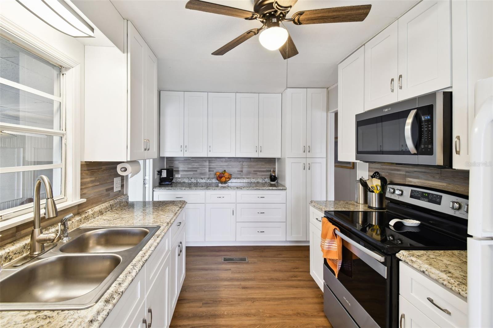 Image 17 of 84 For 12651 Seminole Boulevard 1i