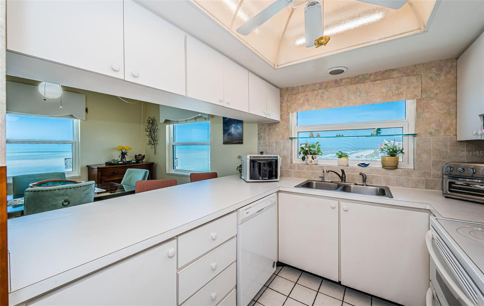 Image 15 of 85 For 18650 Gulf Boulevard 601