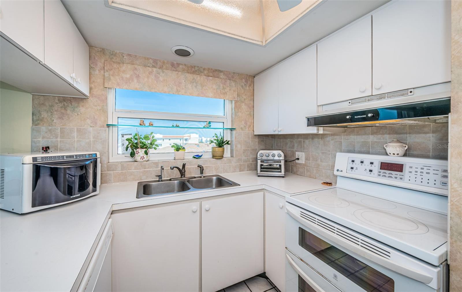 Image 16 of 85 For 18650 Gulf Boulevard 601