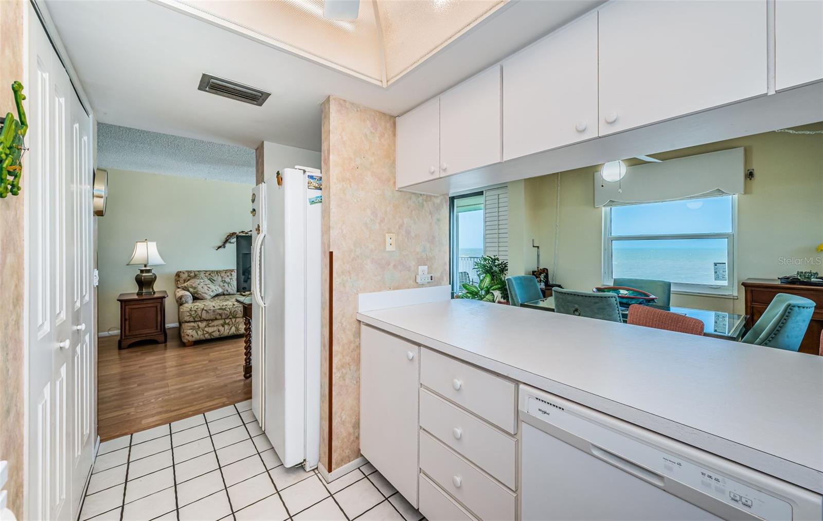 Image 17 of 85 For 18650 Gulf Boulevard 601