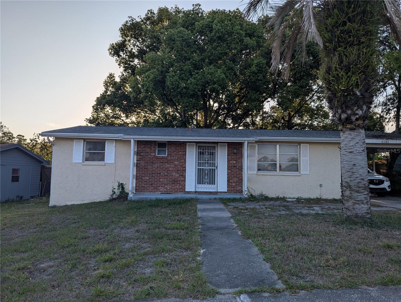 Listing photo id 1 for 4581 Deltona Boulevard