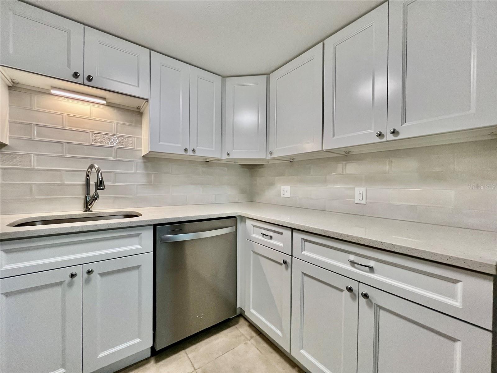 Image 11 of 44 For 2459 Columbia Drive 17