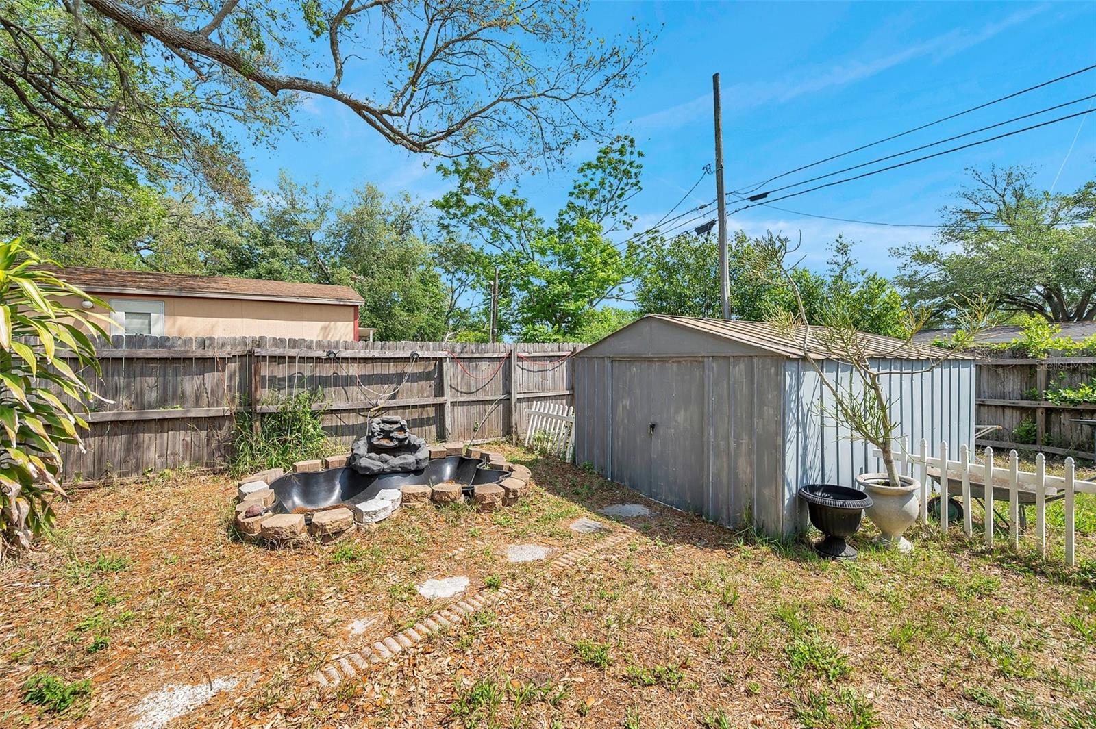 Listing photo id 9 for 8844 Mike Street