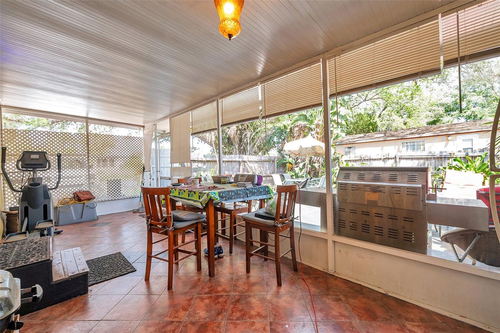 Listing photo id 13 for 8844 Mike Street