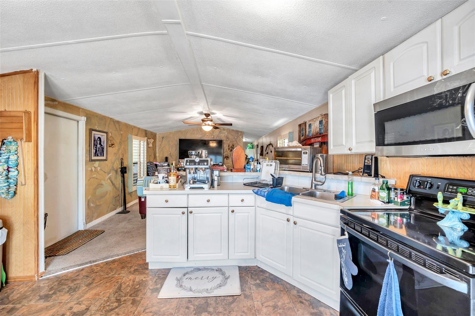 Listing photo id 19 for 8844 Mike Street