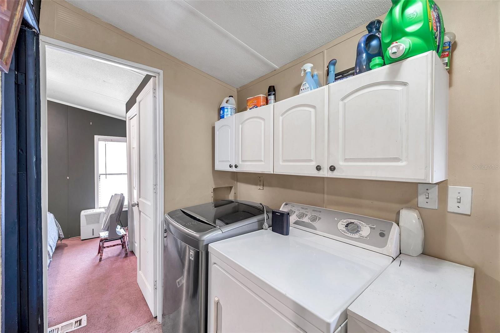 Listing photo id 23 for 8844 Mike Street