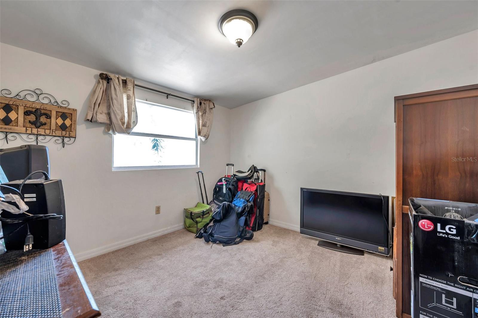 Listing photo id 32 for 8844 Mike Street