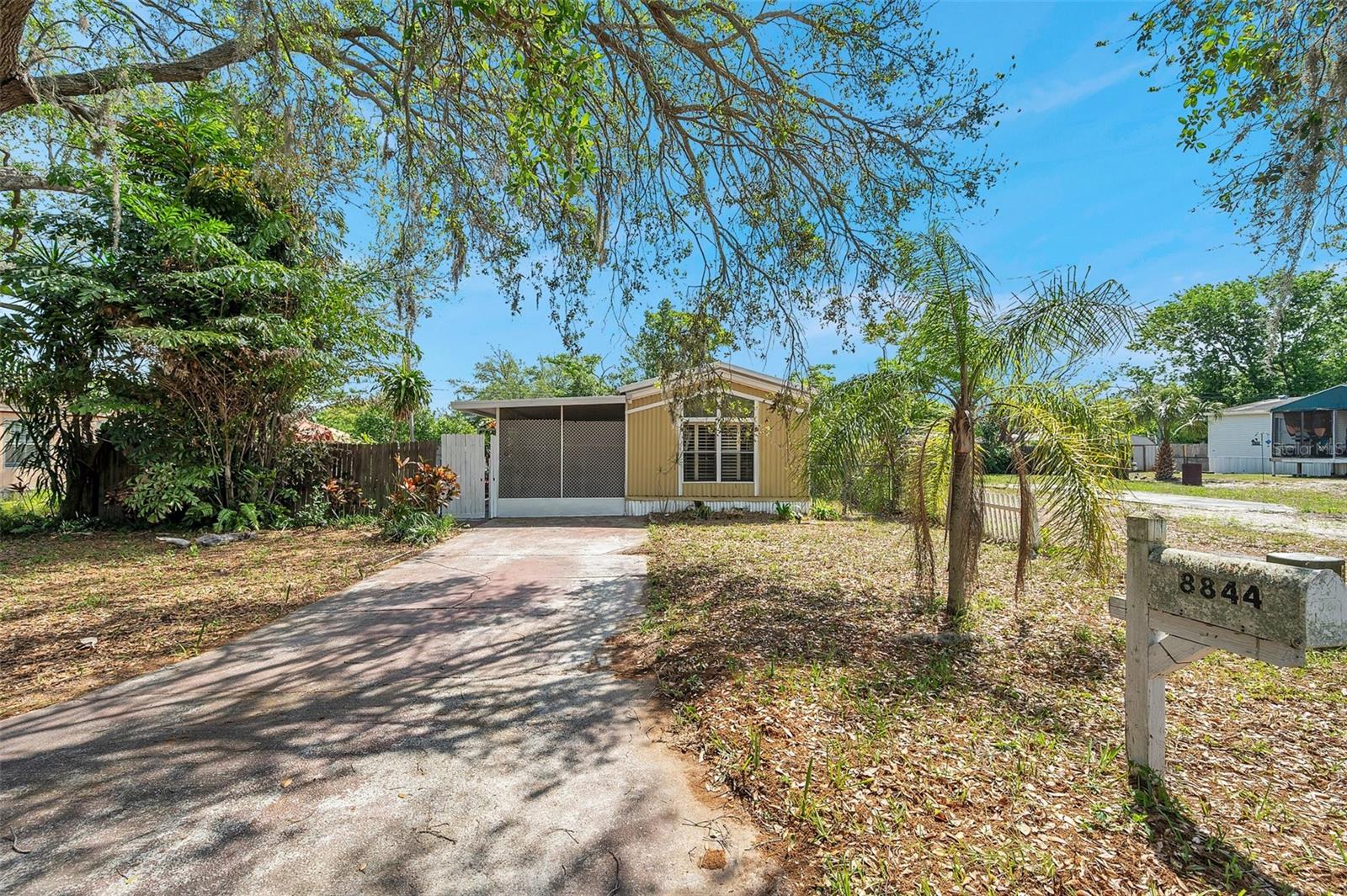 Listing photo id 2 for 8844 Mike Street