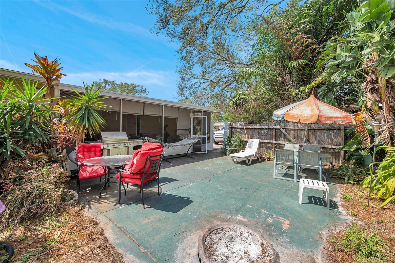 Listing photo id 7 for 8844 Mike Street