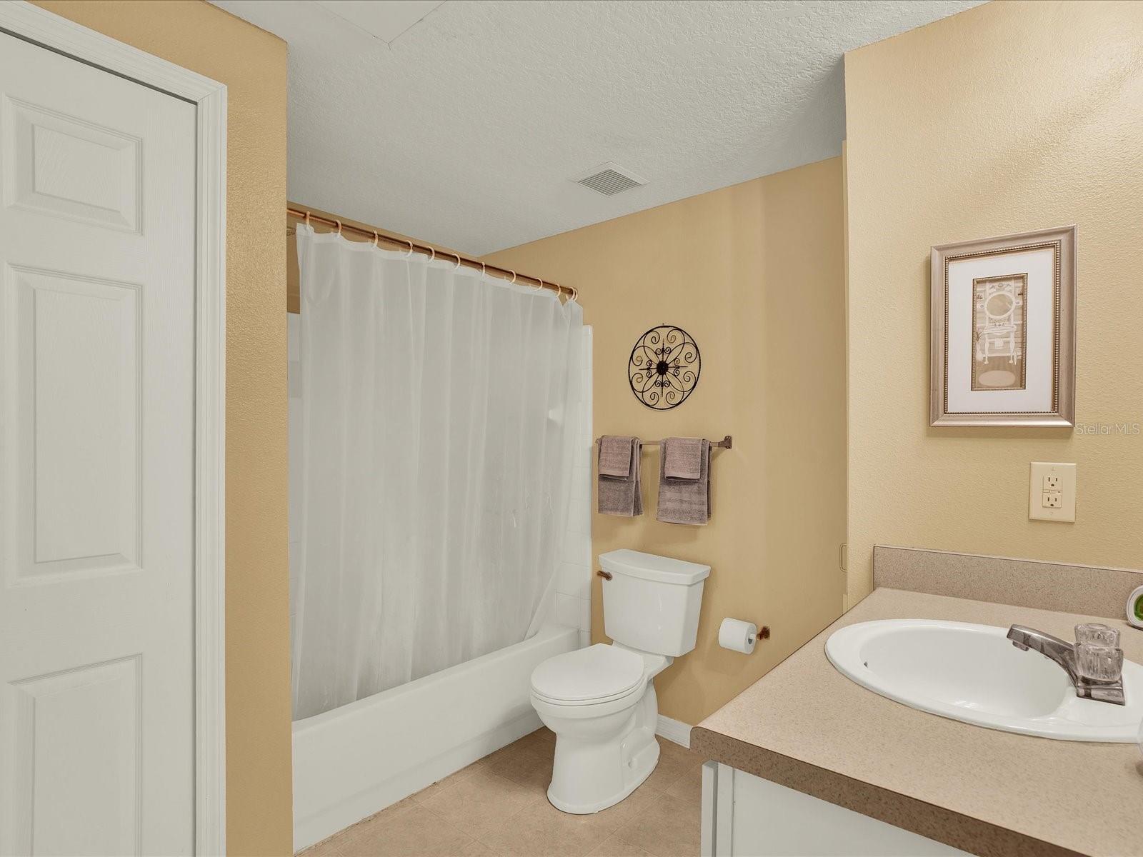 Listing photo id 13 for 1910 Palm Avenue 11216