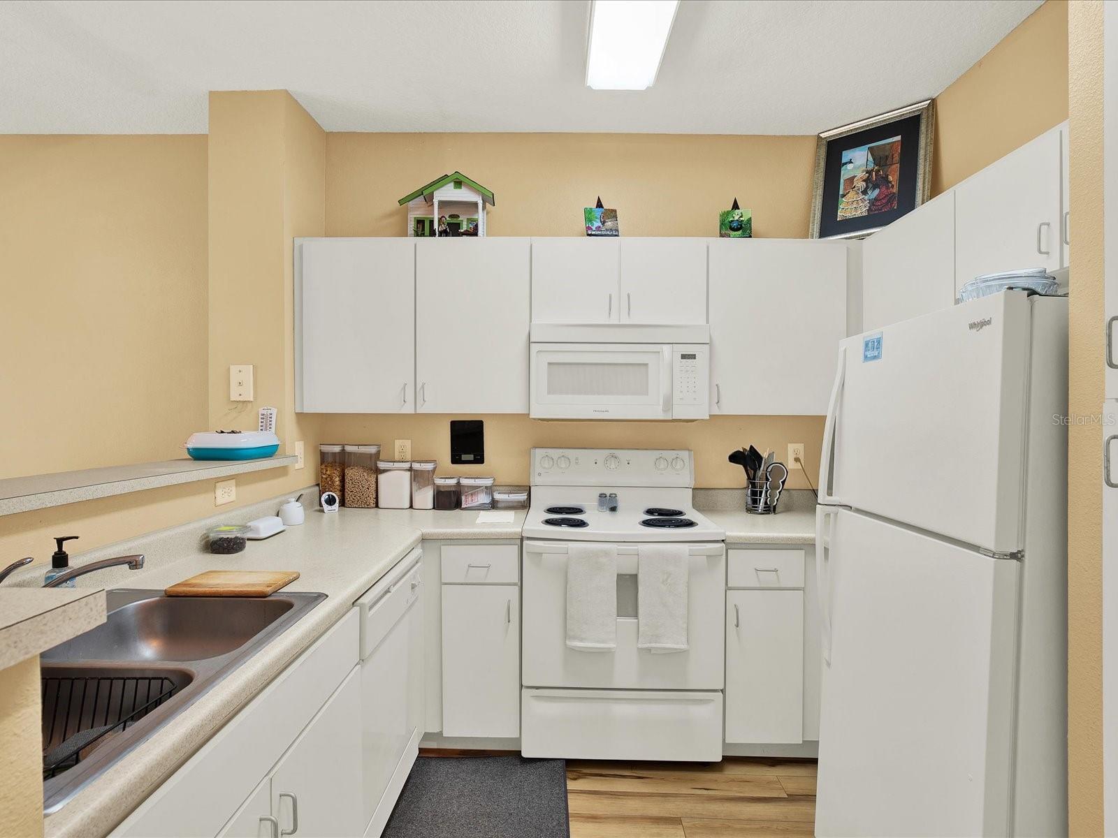Listing photo id 5 for 1910 Palm Avenue 11216