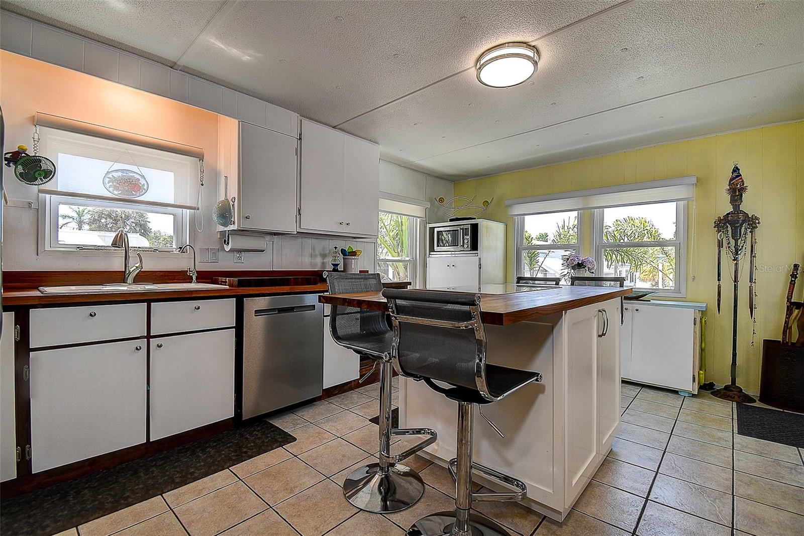 Image 5 of 32 For 14720 113th Avenue 85