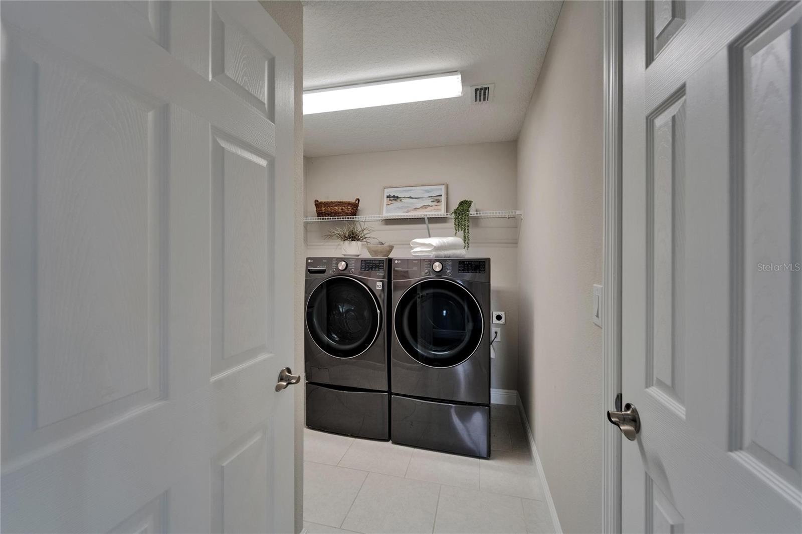 Listing photo id 46 for 5601 Limelight Drive