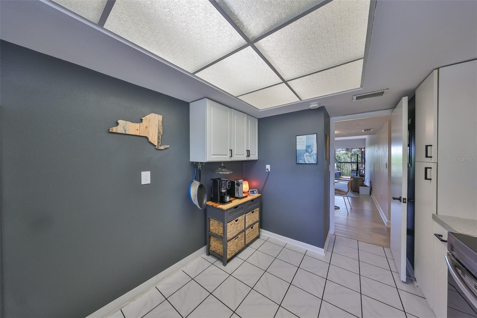 Image 22 of 39 For 880 Village Drive N 202