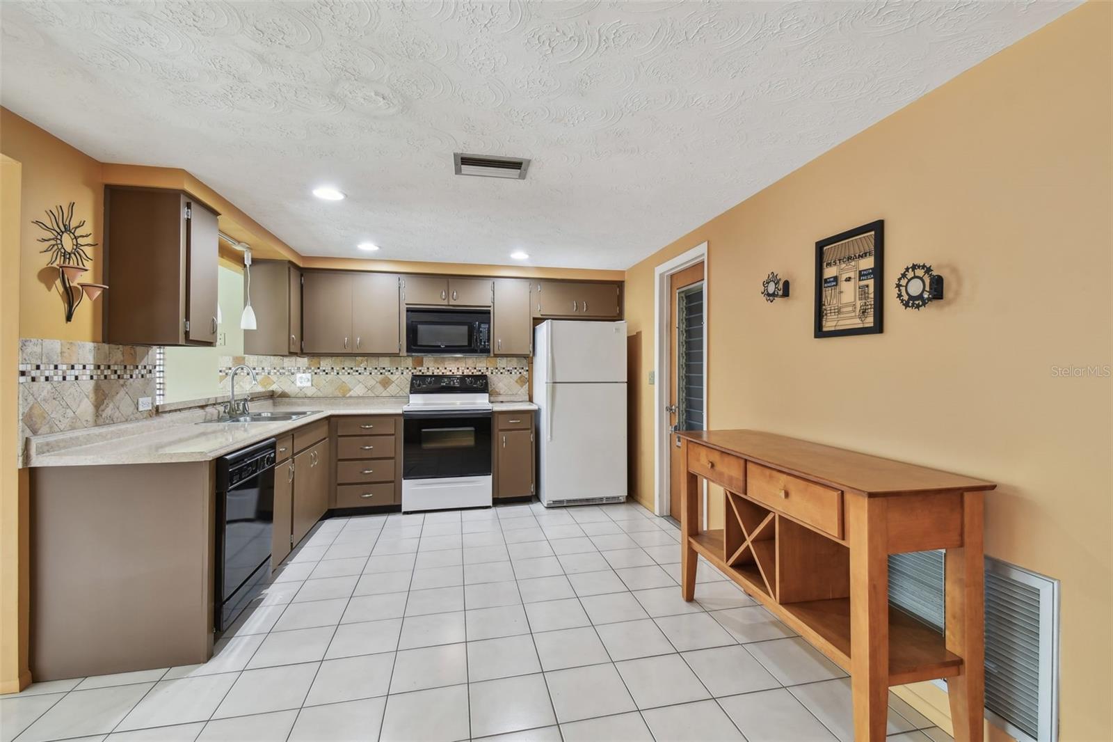 Listing photo id 12 for 3514 Truman Drive