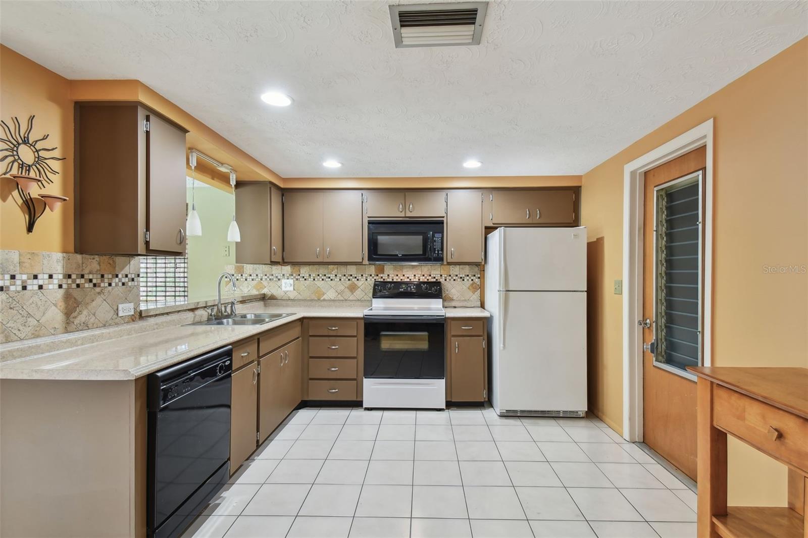 Listing photo id 13 for 3514 Truman Drive