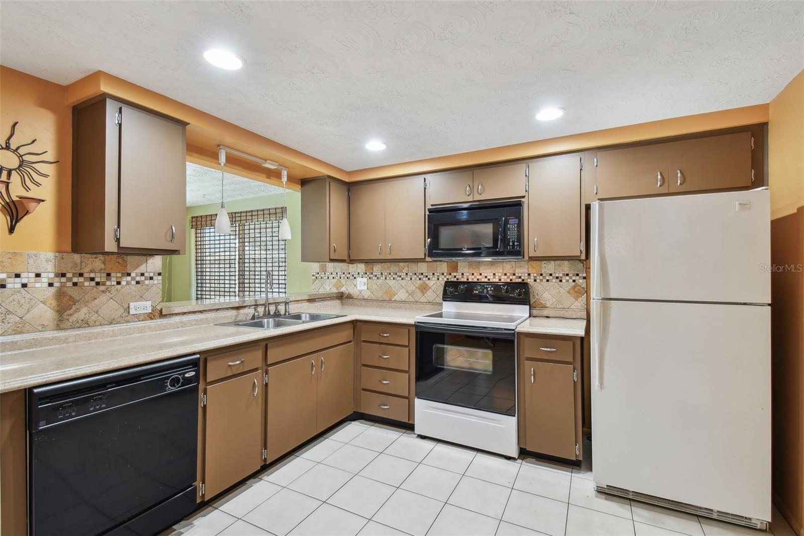 Listing photo id 15 for 3514 Truman Drive