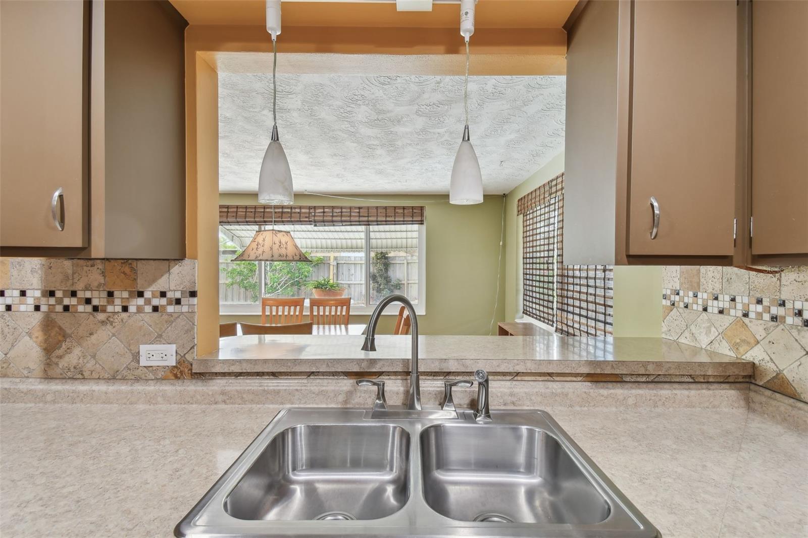 Listing photo id 16 for 3514 Truman Drive