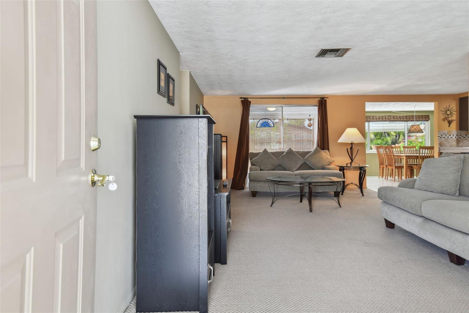 Listing photo id 3 for 3514 Truman Drive