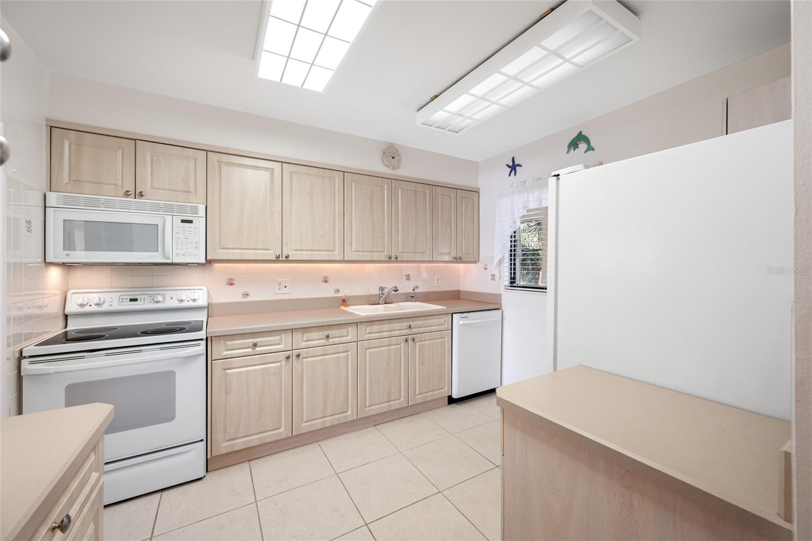 Image 11 of 53 For 865 Gulfview Boulevard 306