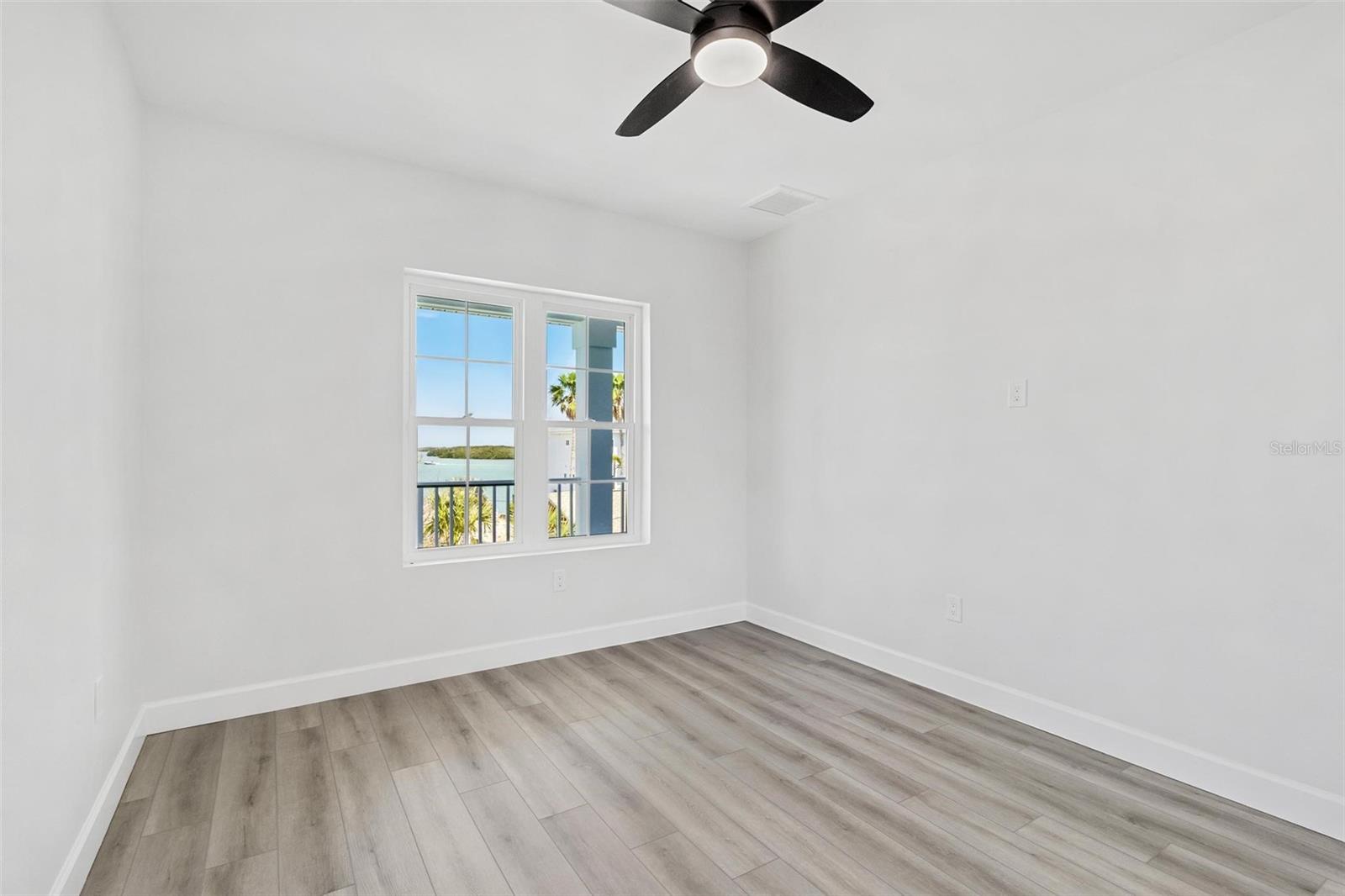 Image 17 of 37 For 13117 4th Street E