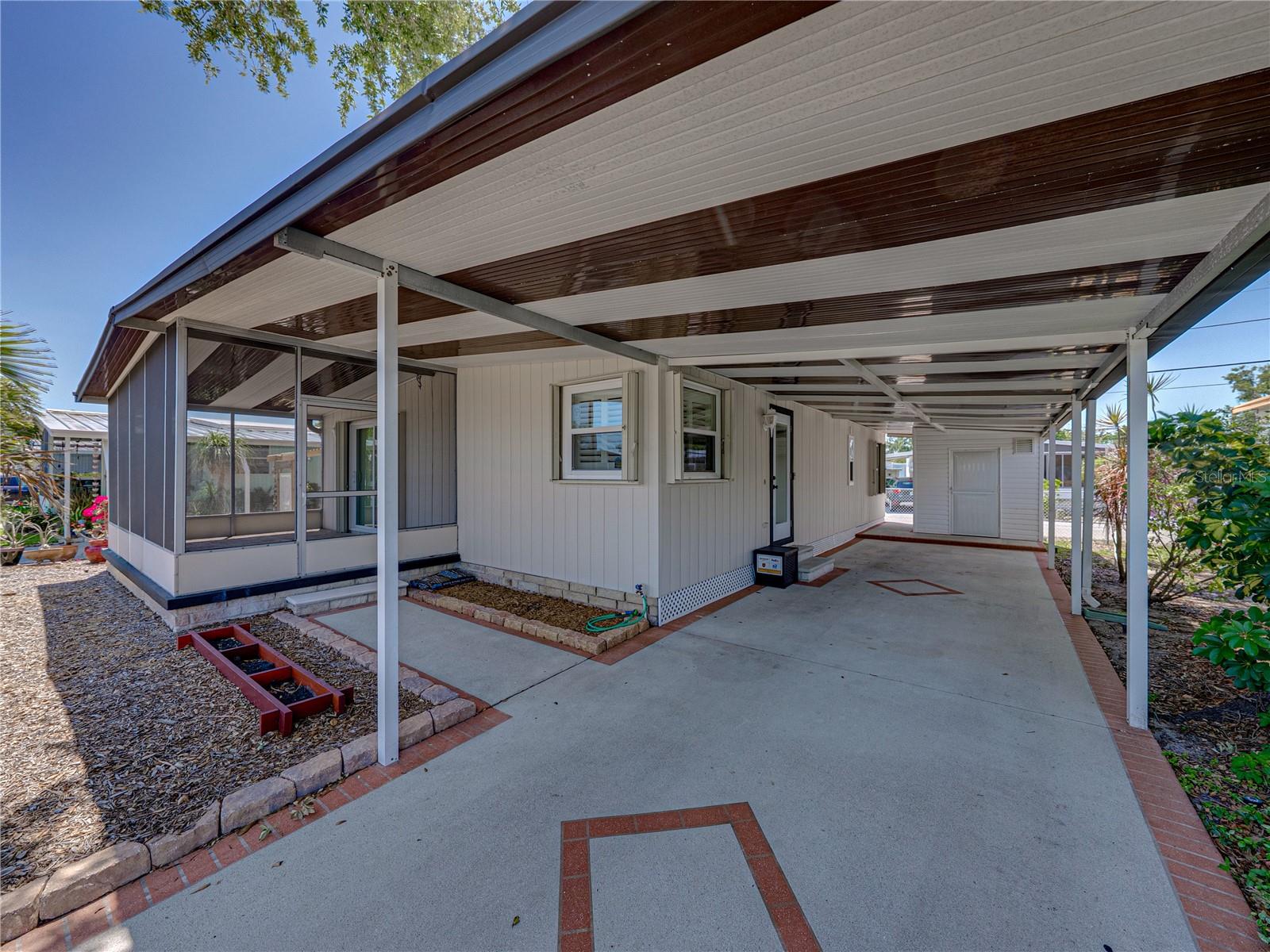 Image 3 of 31 For 6950 46th Avenue N 4