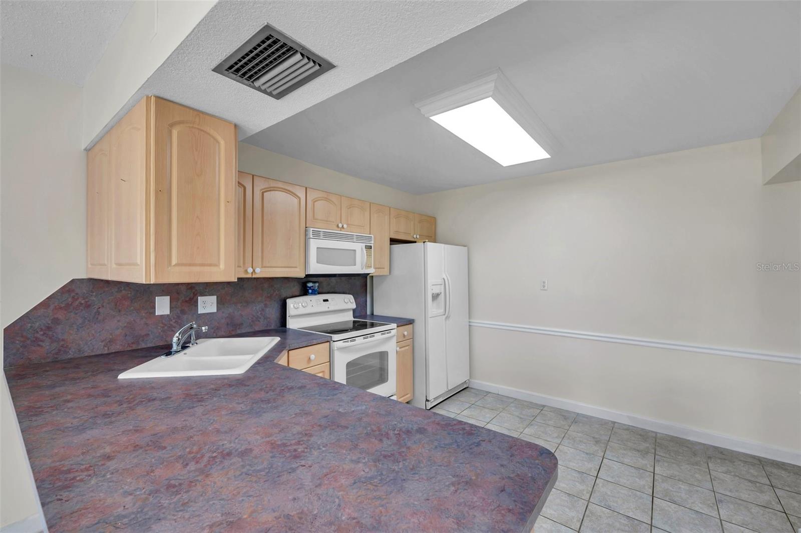 Image 14 of 37 For 1655 Highland Avenue D140