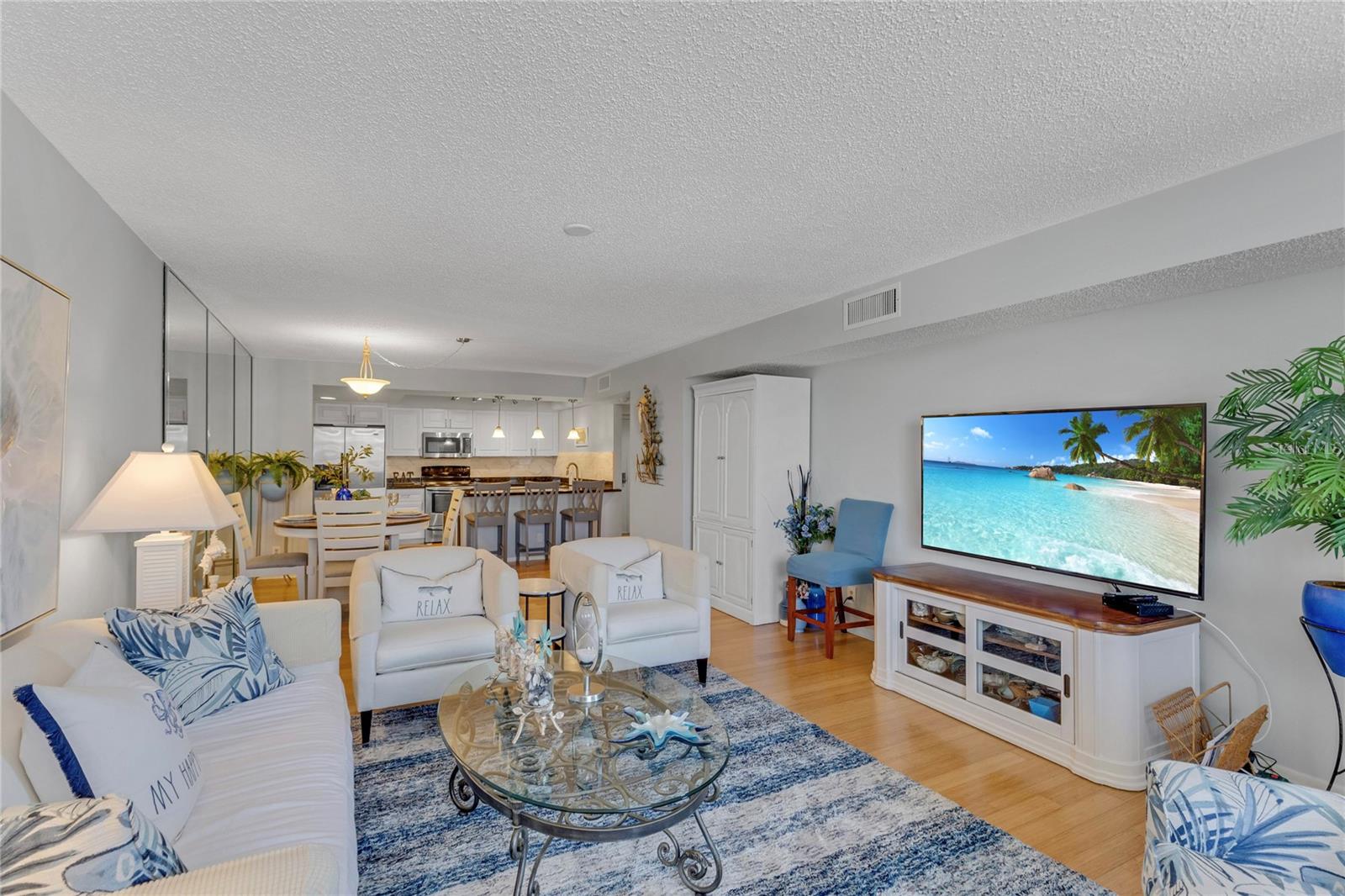 Listing photo id 8 for 1460 Gulf Boulevard 406