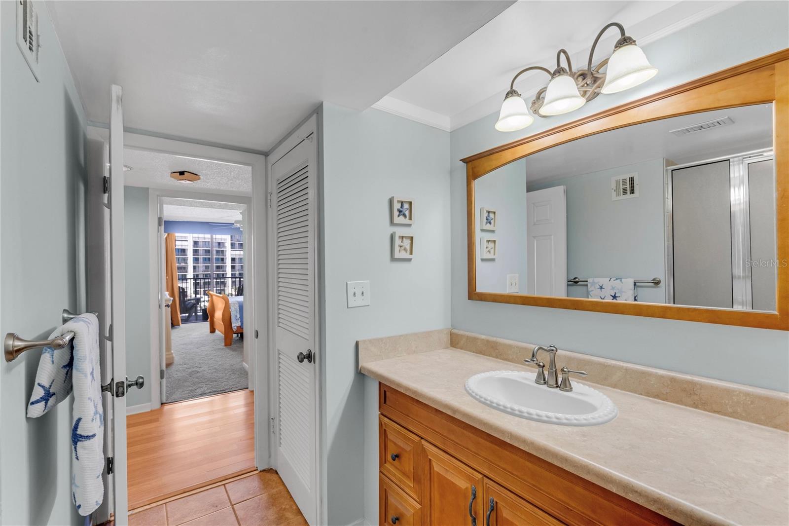Listing photo id 17 for 1460 Gulf Boulevard 406