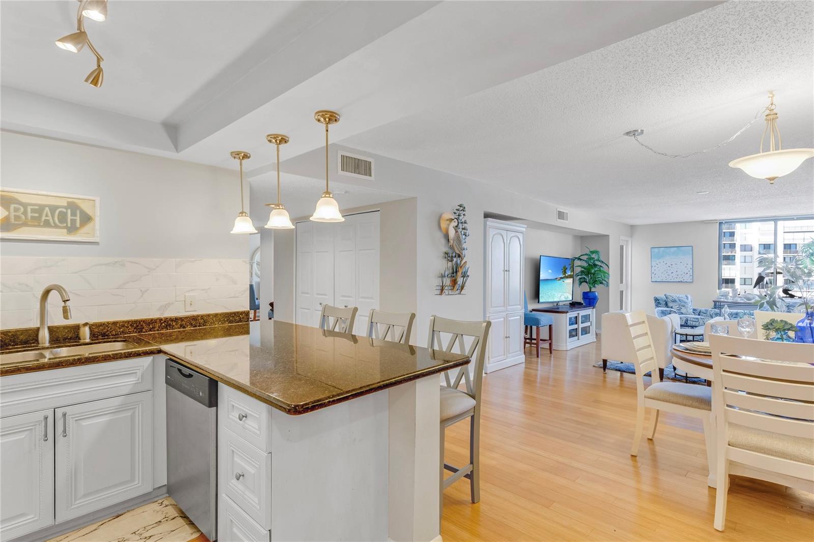 Listing photo id 4 for 1460 Gulf Boulevard 406