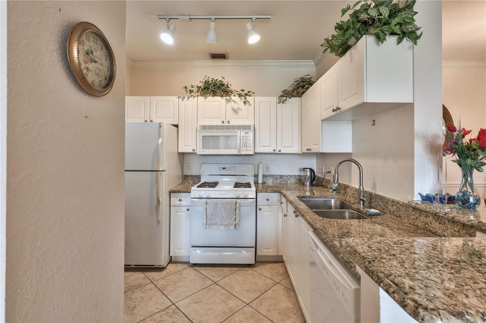 Listing photo id 3 for 2732 Via Murano 526